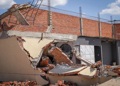 Parte da igreja desabou durante culto no bairro Vale Quem Tem