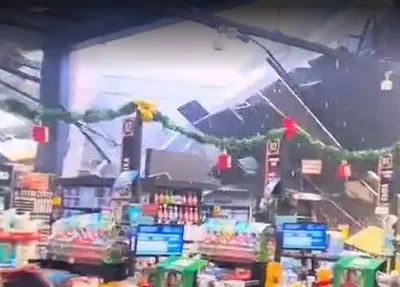 Parte do teto de um supermercado desabou