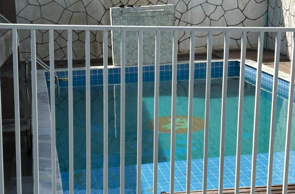 Piscina da residência do acusado com símbolo de criptomoeda