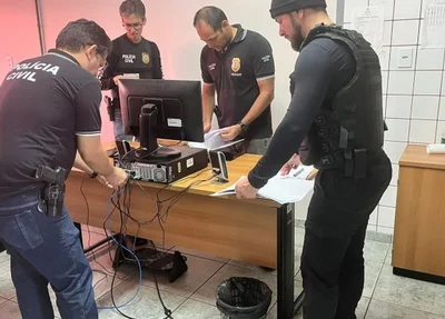 Policiais cumpriram mandados de busca e apreensão na residência e local de trabalho da servidora.