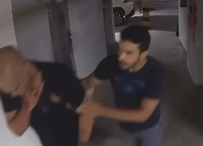 Policial sendo ajudado após ser esfaqueado por advogado