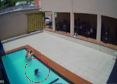 Por cerca de dois minutos e 25 segundos, a criança tentou nadar sem sucesso
