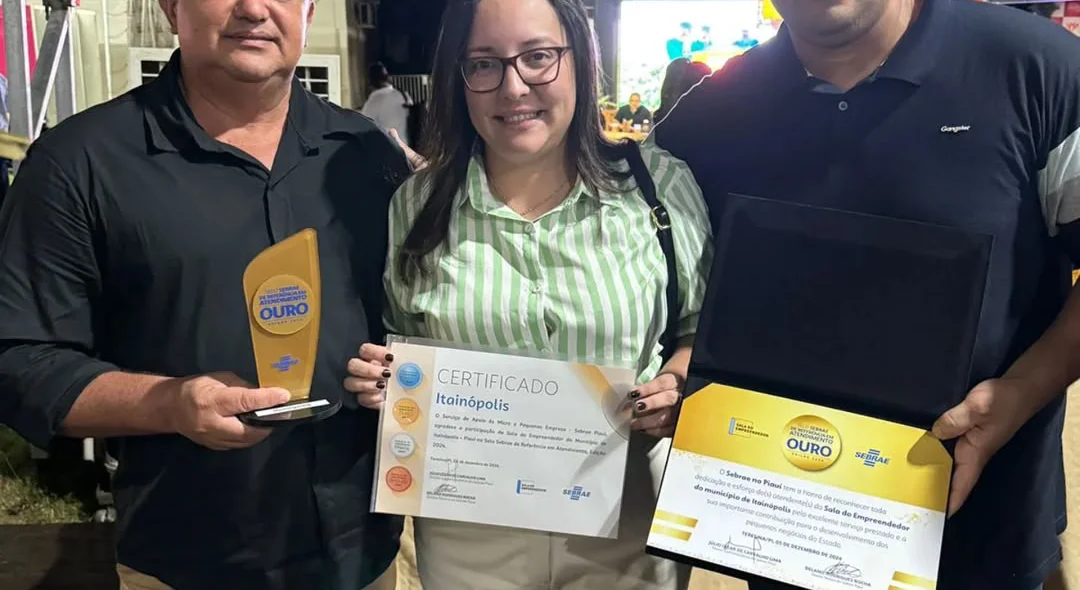 Prefeito Miguel Rodrigues e os agentes Ítalo Paiva e Yana Moura