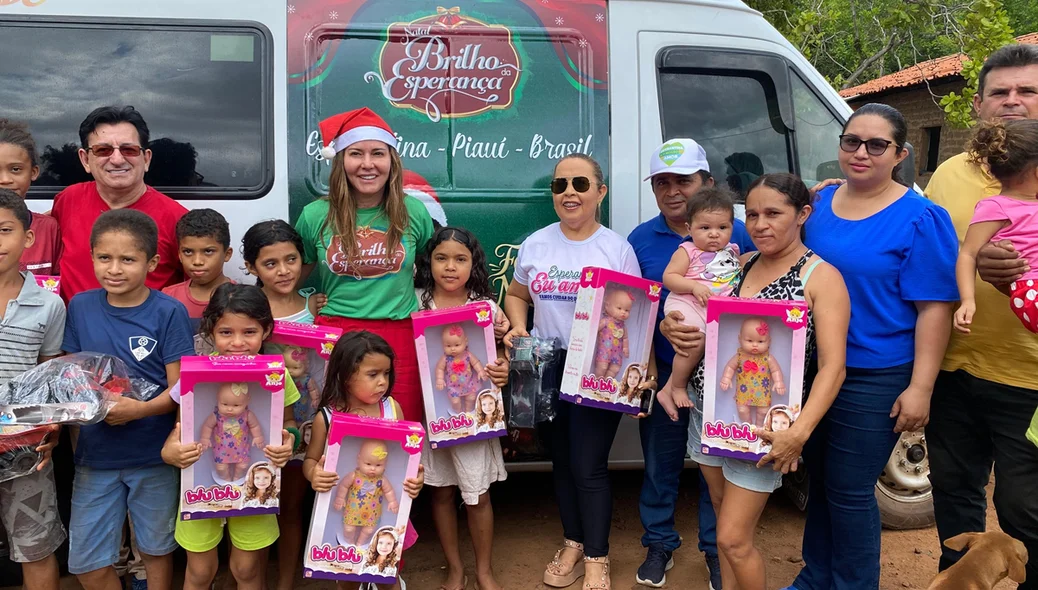 Prefeitura de Esperantina realiza entrega de presentes de Natal para crianças