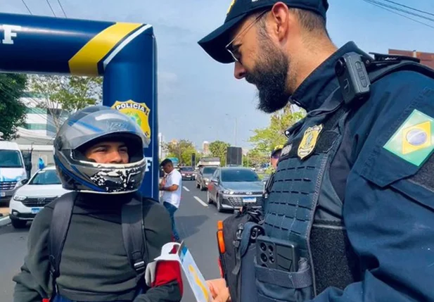 PRF aborda motociclista