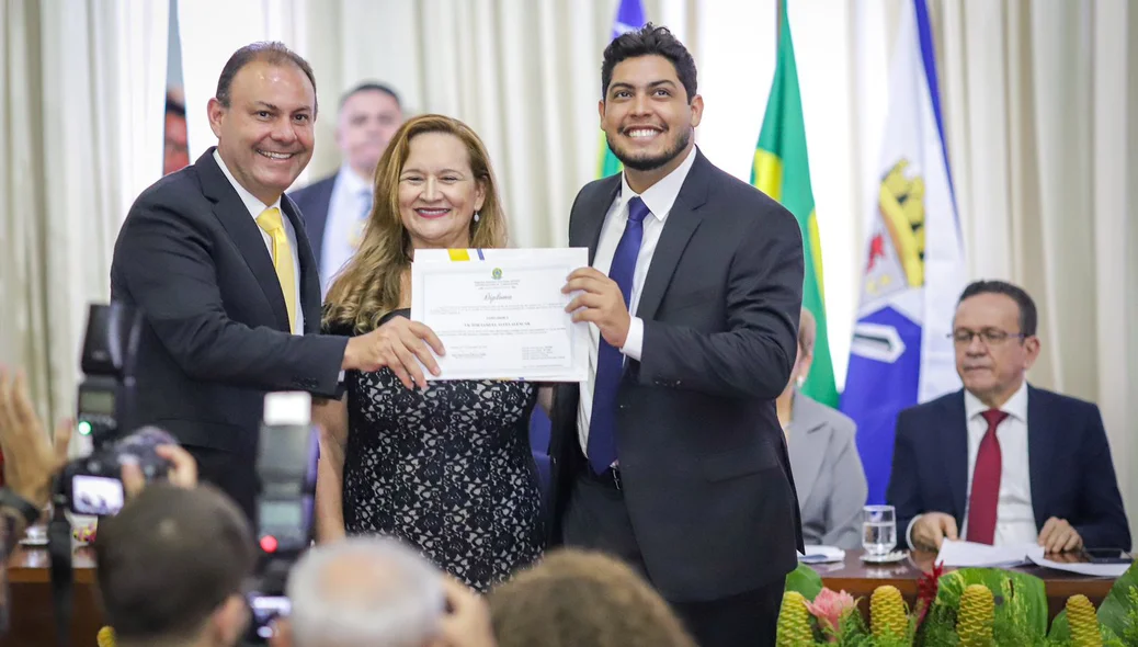 Samuel Alencar recebendo o diploma