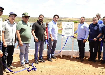 Senador Ciro Nogueira e autoridades presentes na inauguração