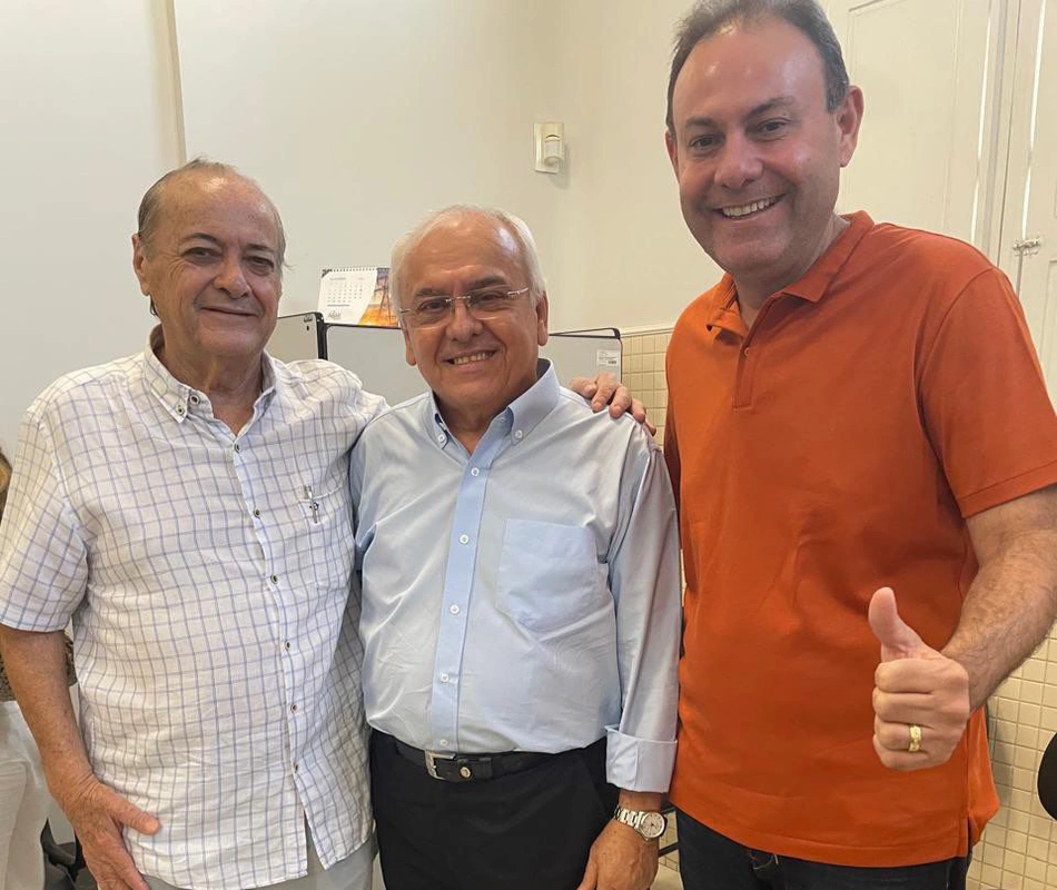 Sílvio Mendes e Jeová Alencar ao lado do presidente da Arsete Adolfo Nunes