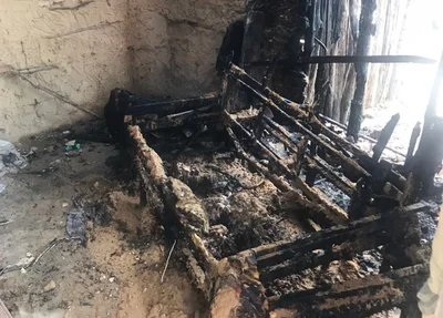 Sofá onde o bebê foi encontrado pelos bombeiros