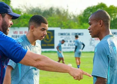 Técnico Roberto Fernandes dando orientações para os jogadores do Piauí
