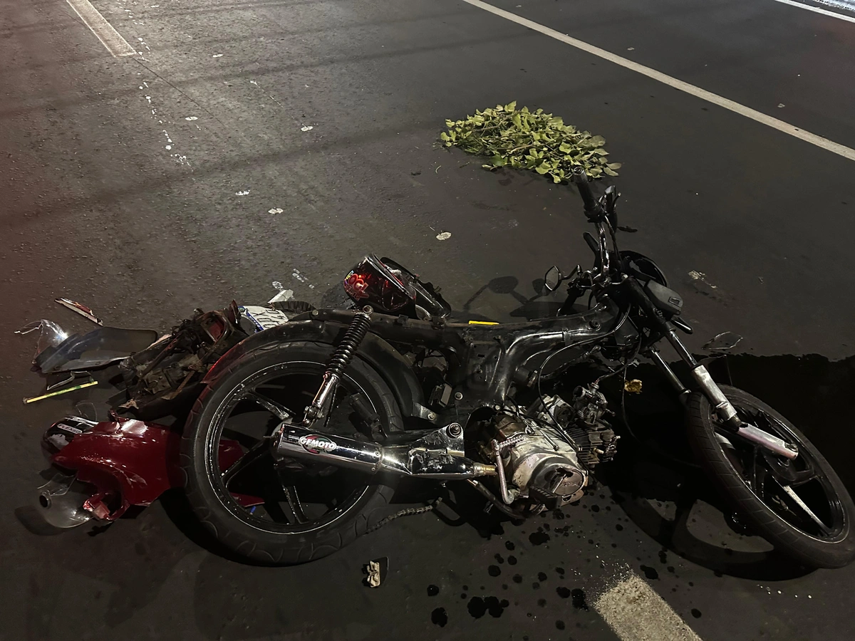 Uma das motocicletas envolvidas na colisão