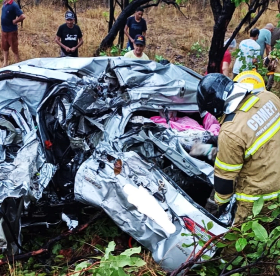 Veículo modelo Hilux SW4 ficou totalmente destruído