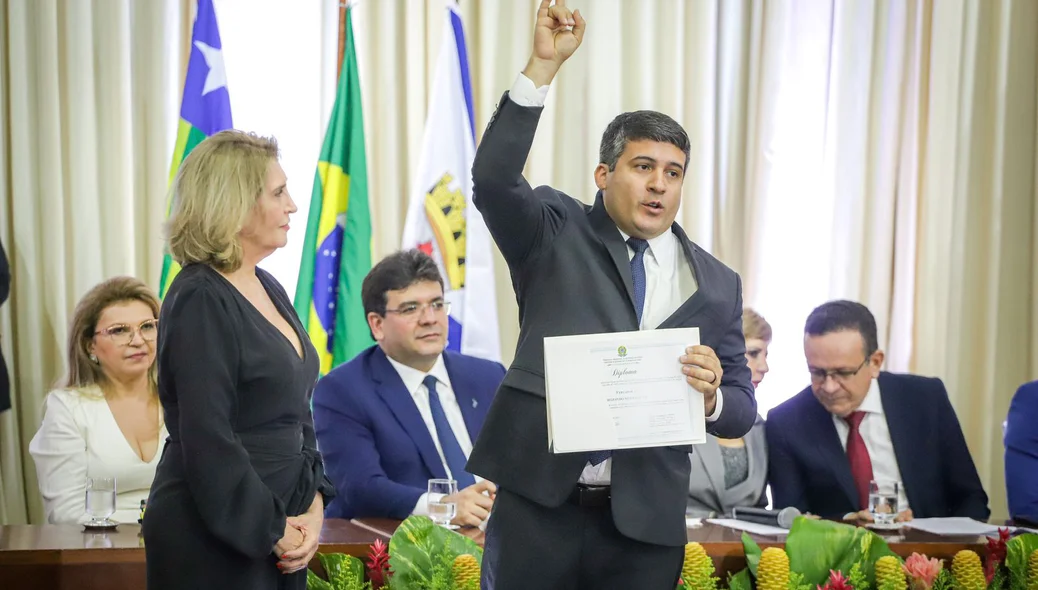 Vereador Deolindo Moura recebe diploma das eleições 2024
