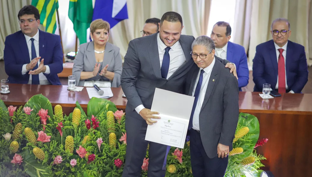 Vereador Juca Alves recebe diploma do juiz Washington Luiz