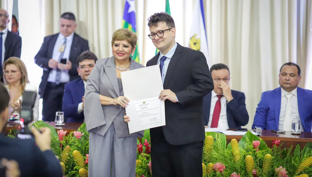 Vereador Petrus Evelyn recebe diploma da juíza Júnia Maria Feitosa Bezerra Fialho