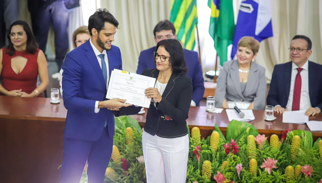 Vereador Roncalli Filho é diplomado pela Justiça Eleitoral durante solenidade em Teresina