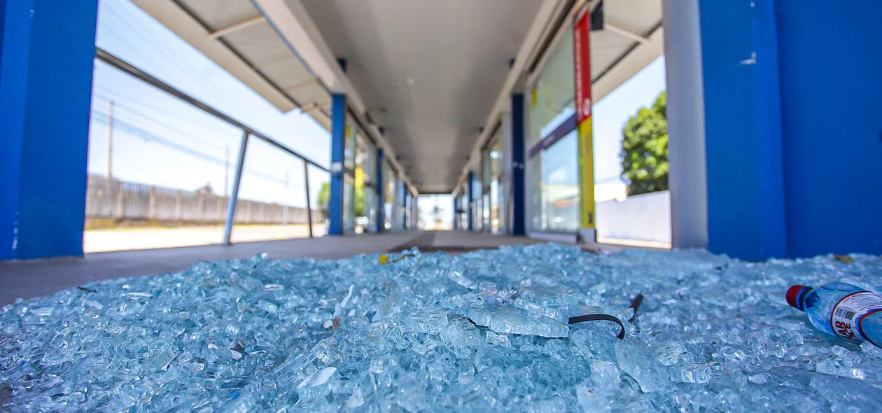 Vidros quebrados dentro da estação