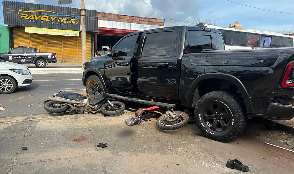 A caminhonete passou por cima das motocicletas