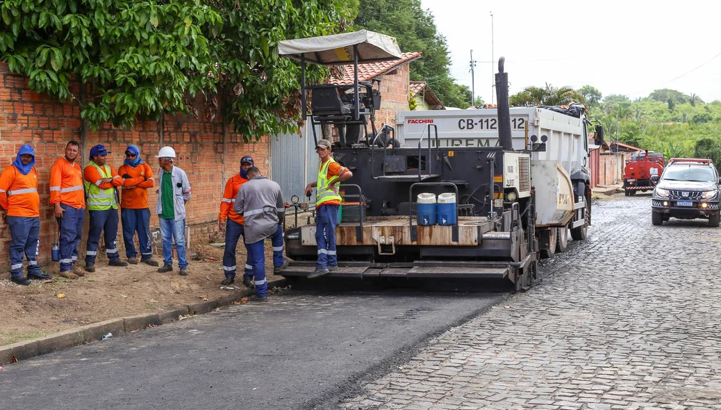 A pavimentação asfáltica está sendo feita na manhã desta sexta-feira (09)