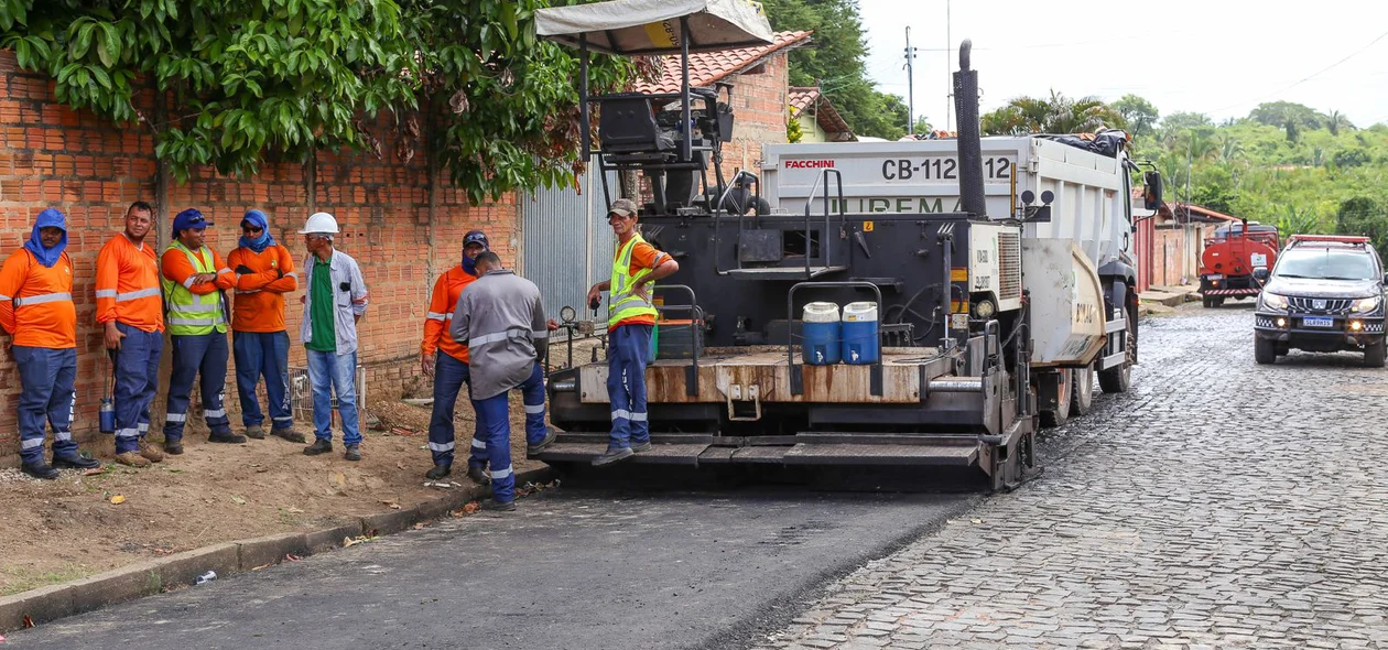 A pavimentação asfáltica está sendo feita na manhã desta sexta-feira (09)