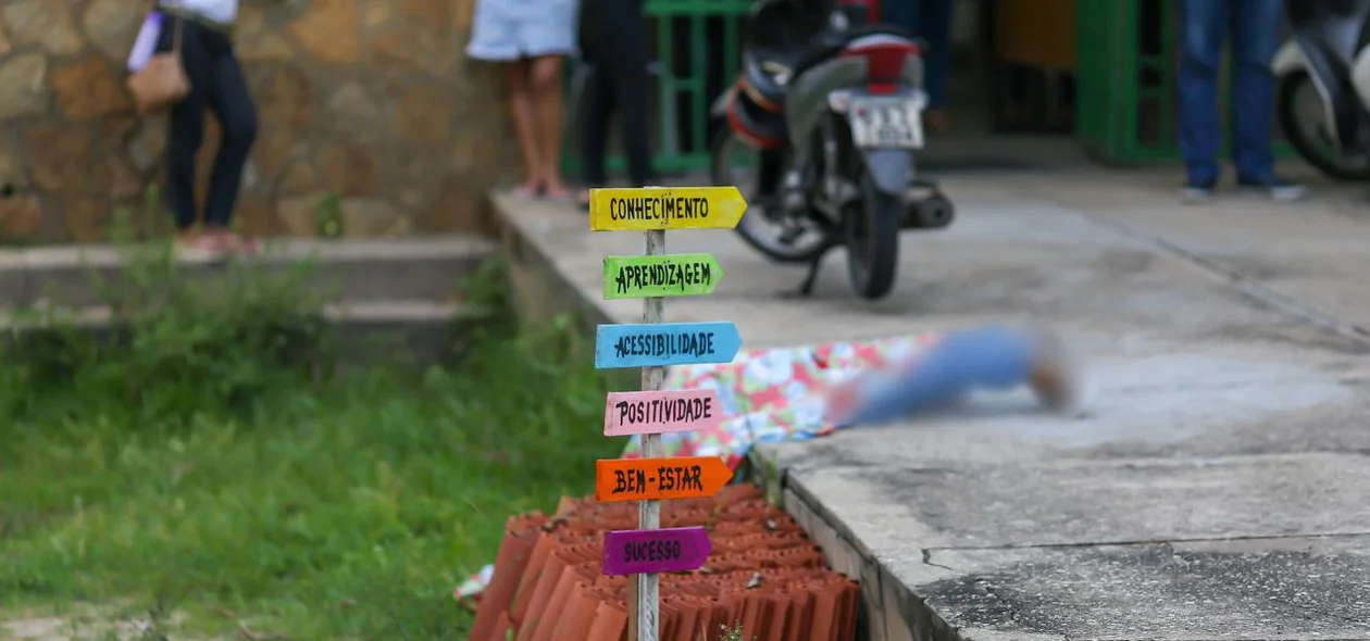 A vítima foi abordada quando estava saindo da escola