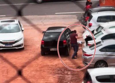 Ação de criminoso arrombando carro na Avenida Frei Serafim