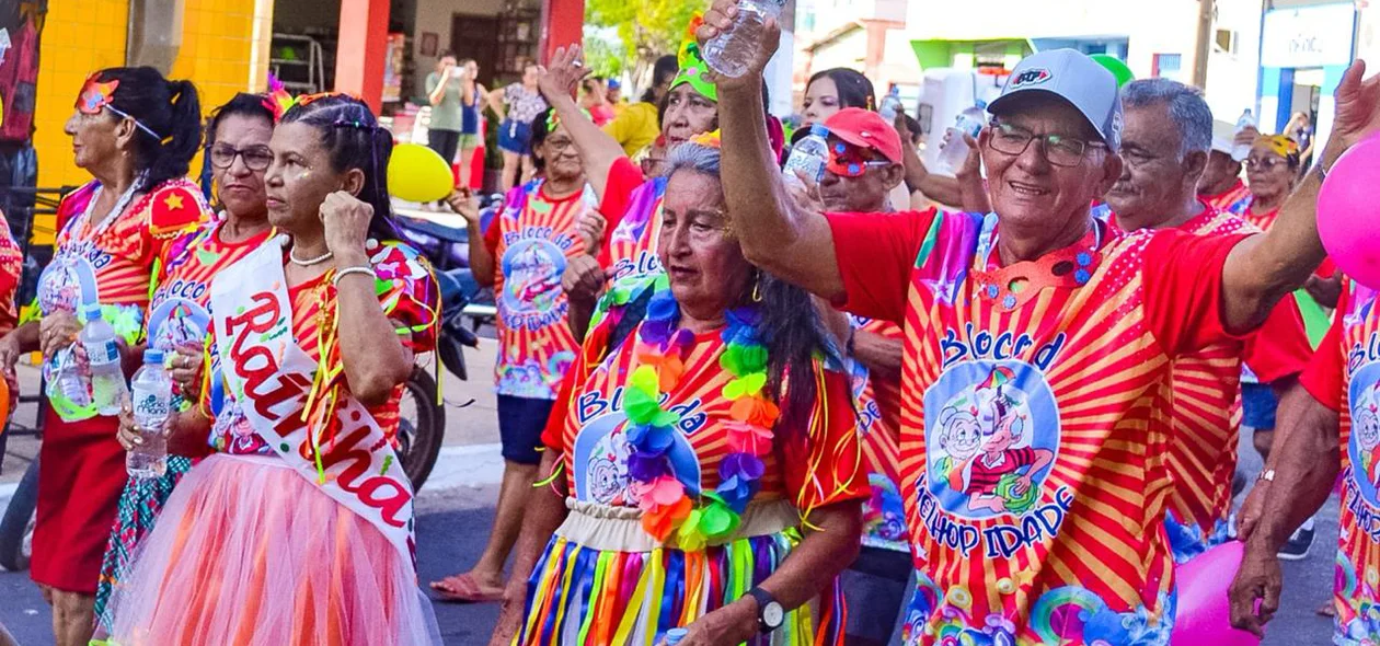 Alegria contagiante dos idosos durante festa em Joaquim Pires