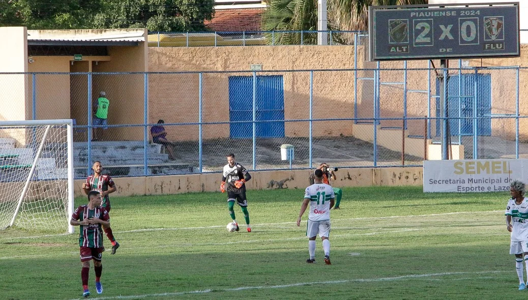 Altos e Fluminense-PI duelaram no estádio Lindolfo Monteiro