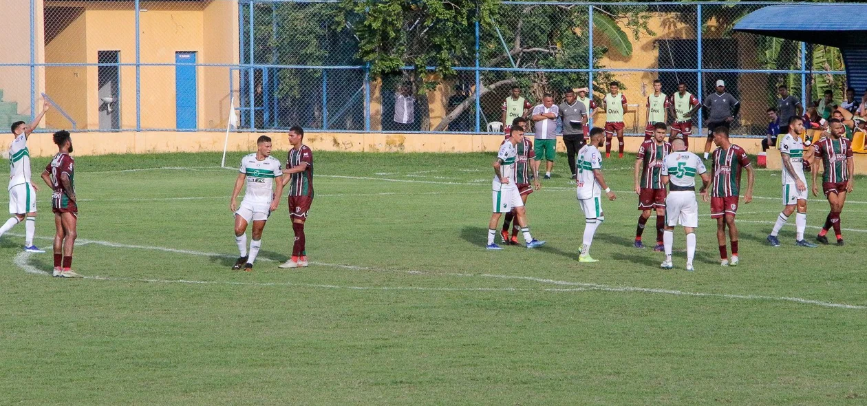 Altos tentando cobrança de escanteio contra o Fluminense-PI