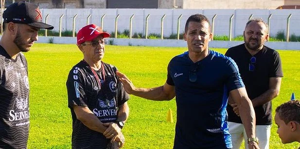 Anderson Kamar falando com comissão técnica do Corisabbá