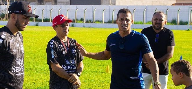 Anderson Kamar falando com comissão técnica do Corisabbá