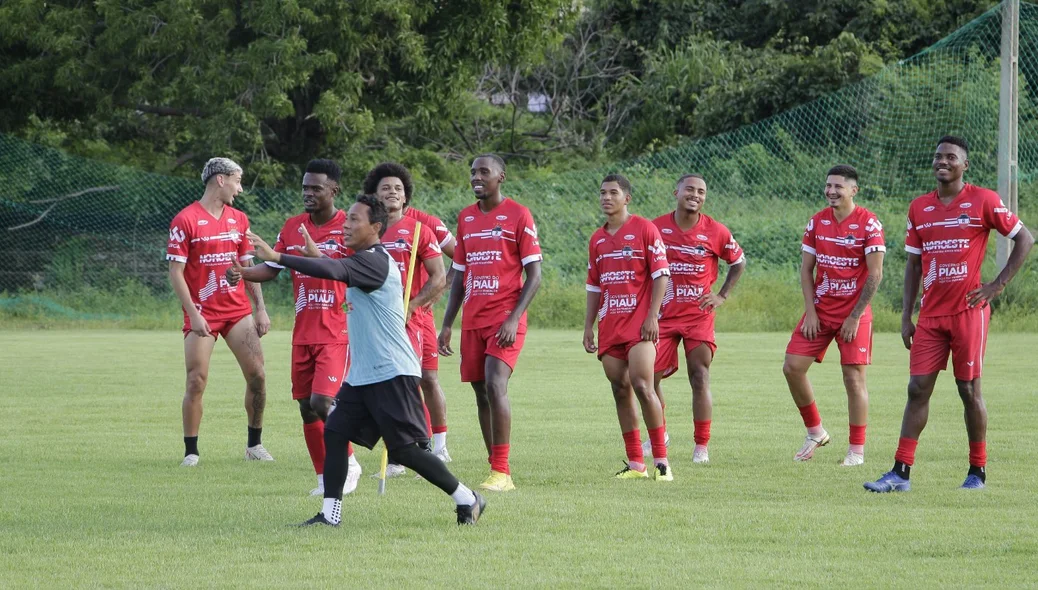 Aquino comando um treino mais descontraído antes de jogo do River contra o Ypiranga