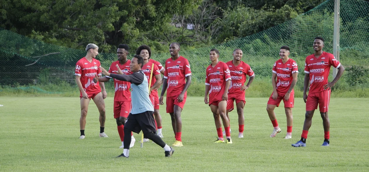 Aquino comando um treino mais descontraído antes de jogo do River contra o Ypiranga