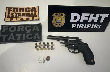 Arma, munições e droga apreendida no âmbito da "Operação Quebra de Comando" em Piripiri