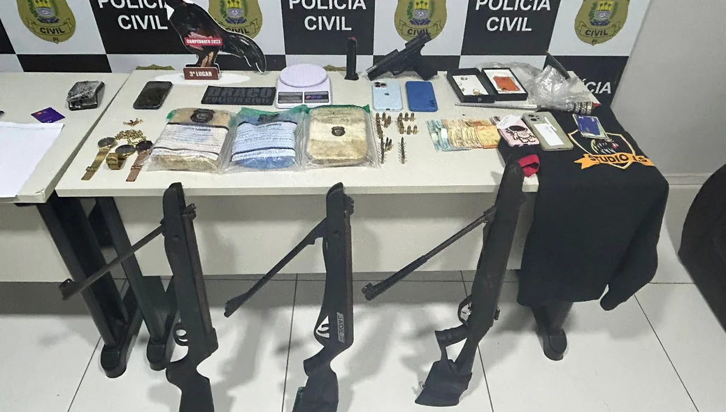Armas, dinheiro e drogas encontradas pelo Draco 97 em sítio