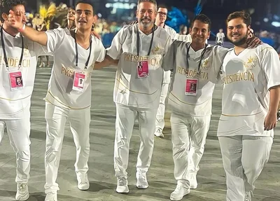 Arthur Lira e amigos no desfile da Beija-Flor na Sapucaí