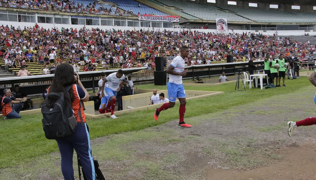 Bahia entrando em campo para jogo contra o River