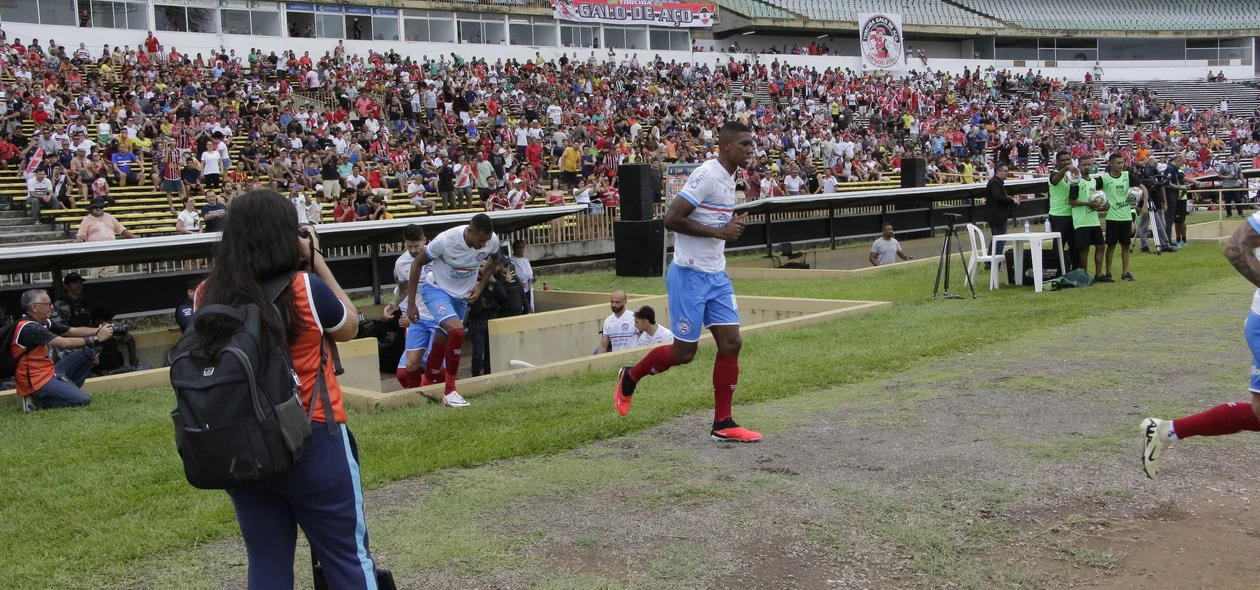 Bahia entrando em campo para jogo contra o River