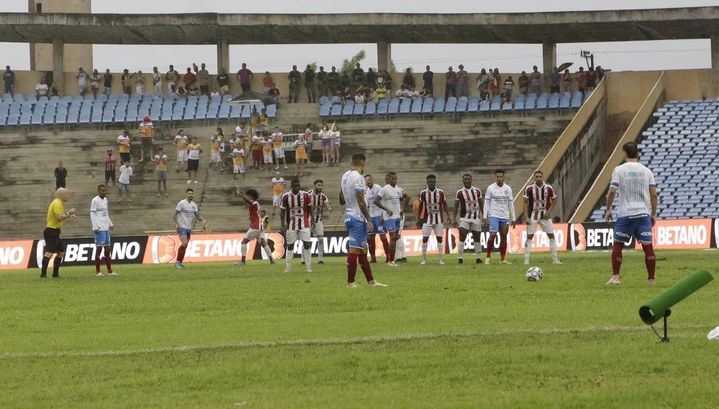 Bahia tentando jogo contra o River nos últimos minutos