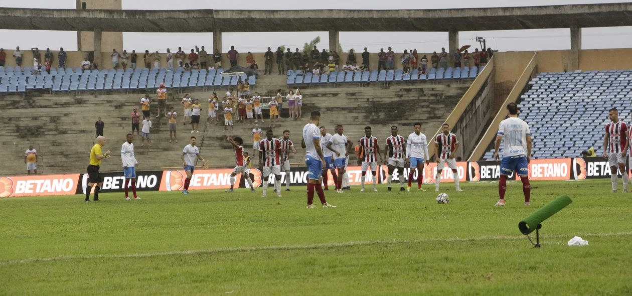 Bahia tentando jogo contra o River nos últimos minutos