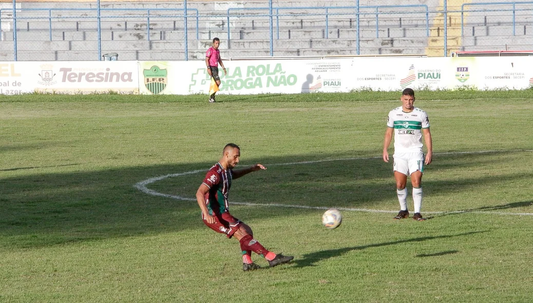 Biloca, zagueiro do Fluminense-PI, rifando a bola
