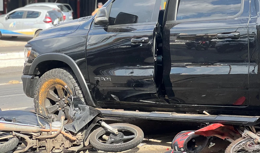 Caminhonte colidiu em duas motocicletas