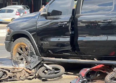 Caminhonte colidiu em duas motocicletas