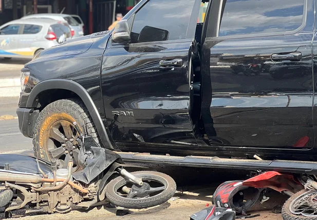 Caminhonte colidiu em duas motocicletas