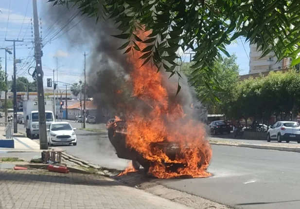 Carro em chamas na Avenida Barão de Castelo Branco