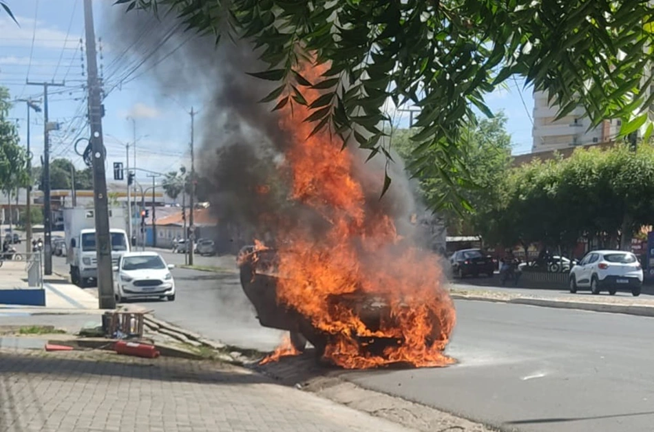 Carro em chamas na Avenida Barão de Castelo Branco