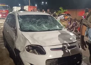 Carro ficou destruído