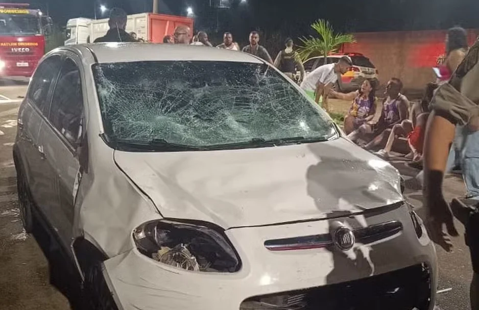 Carro ficou destruído