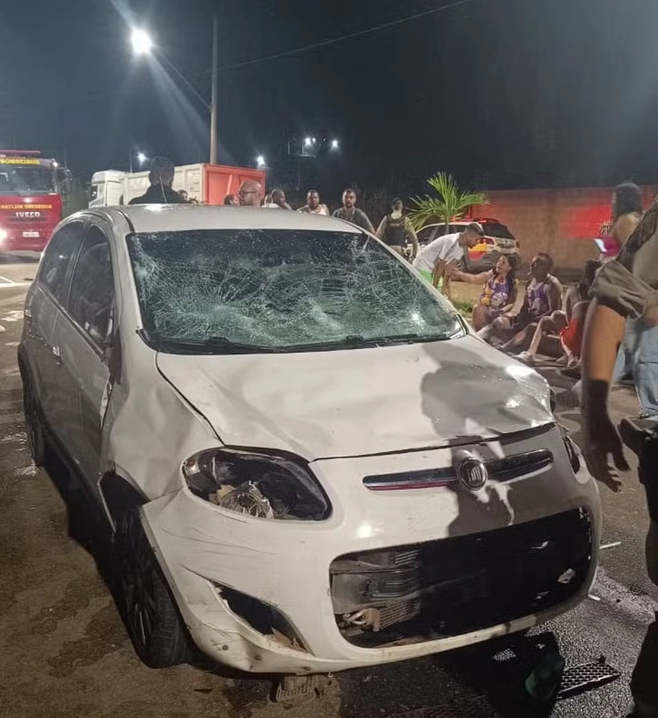 Carro ficou destruído