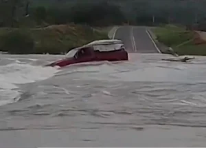Carro foi arrastado pelas águas da barragem